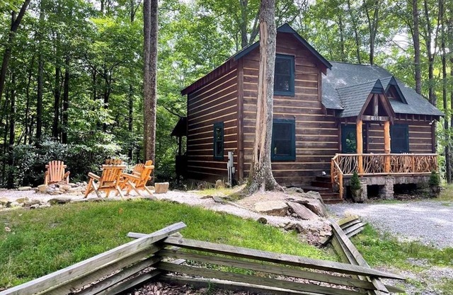 Cabin Retreat! Peaceful, Dog Friendly, Seasonal Views!