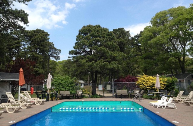 Cabin Sleeps 5, LOCATION! Beaches, Pool, Golf, Fishing, Waterpark. Good Pets ok!