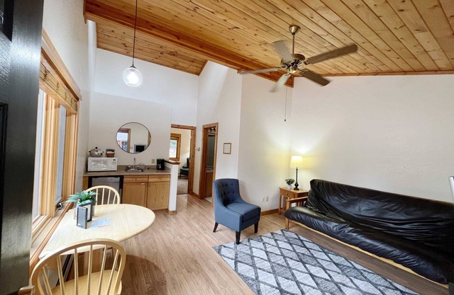 Cabin Suite Bed & Breakfast