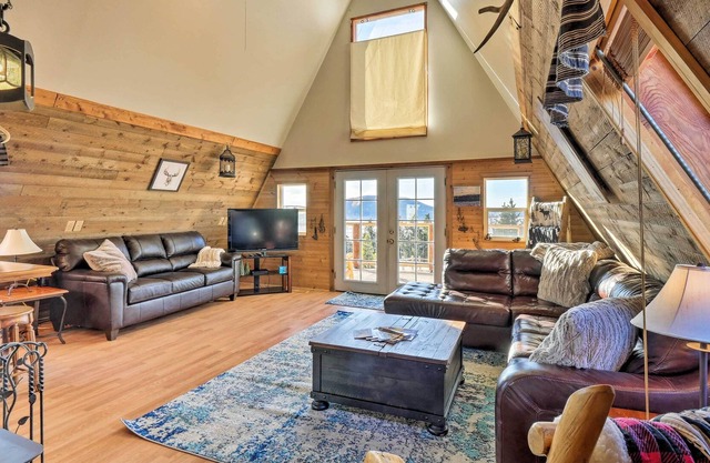 Cabin w/ 360° Mountain Views & 30 Miles to Breck!