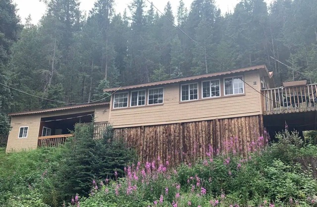 Cabin w/a Beautiful View Directly on the River Nested in the Mountains