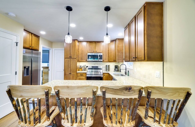 Cabin w/Hot Tub & Game Room in Albrightsville!