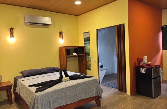 Cabin Willy's Fish Camp, Private sleeps 2 walk to shops, tours, beach & eateries