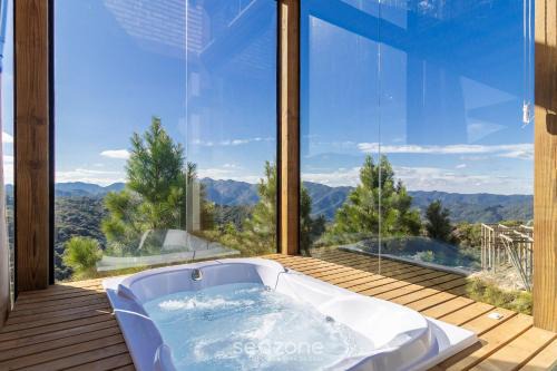Cabin with panoramic view and jacuzzi – VST026