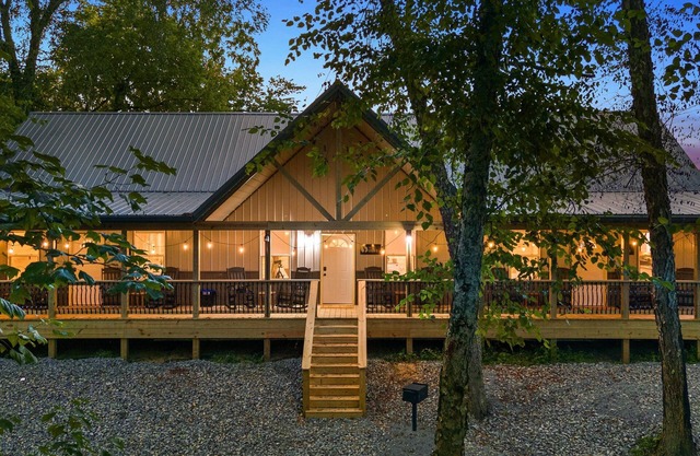 Cabin with Firepit~Arcade Games~River Boat Ramp~20 Min Lake Cumberland
