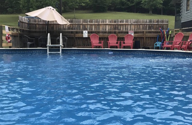 Cabin with wi-fi sleeps 10