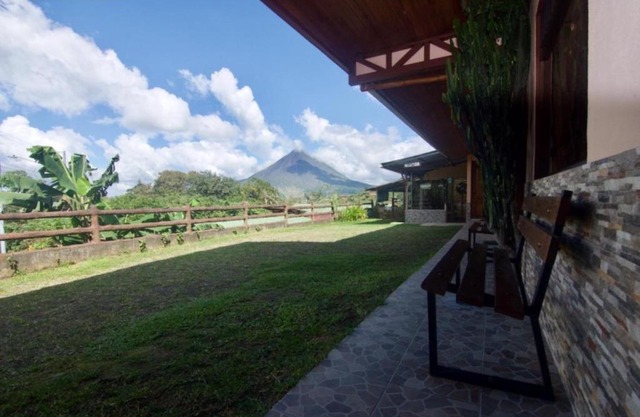 Cabinas Los Tucanes Private Room #3 with Volcano view