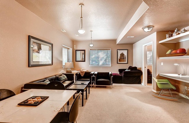 Cable TV, free WiFi, patio, washer dryer, private, close to everything