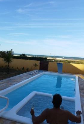 Cabo Frio, Piscina de frente pro Mar, Pé na areia
