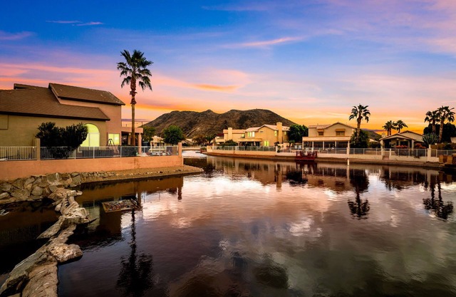 Cactus Cove: 3-Bedroom Lakefront Home w/Pool, EV Charger in Arrowhead Lakes.