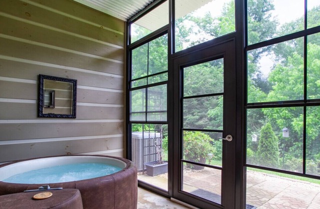 Cades Cove Paradise - SoftTub Spa & Fireplace!