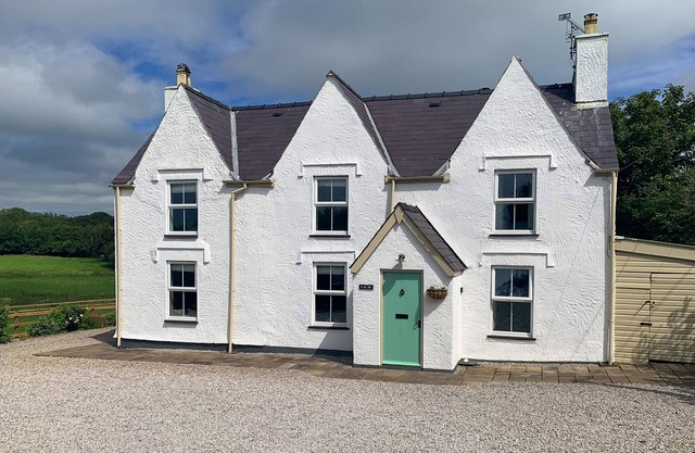CAE DU, pet friendly, with hot tub in Niwbwrch (Newborough)