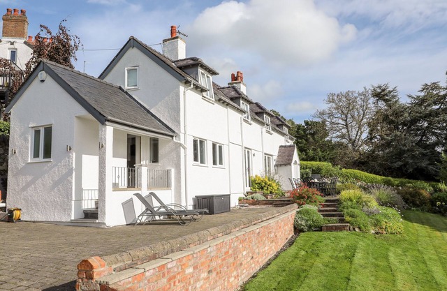 CAE GALLT, pet friendly, country holiday cottage in Menai Bridge