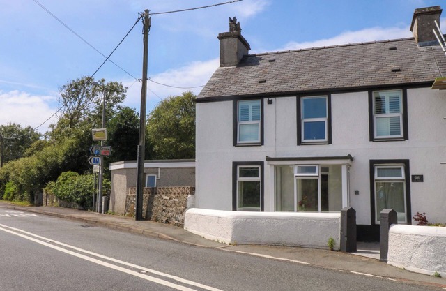 CAE GWYN, character holiday cottage in Llanfaelog