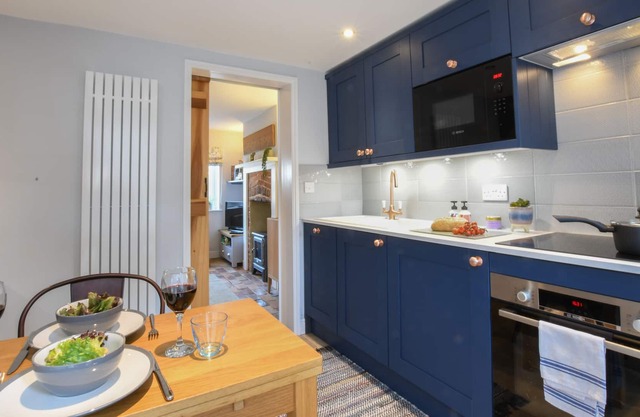 CAINES COTTAGE, WESTLETON, pet friendly, with a garden in Westleton