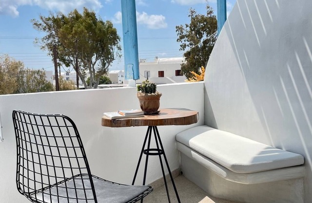 CAL DAY ROOMS SANTORINI