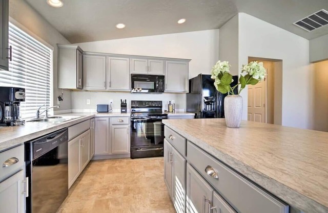 Caldwell/Nampa 4BR Home| Playroom & Garage Parking