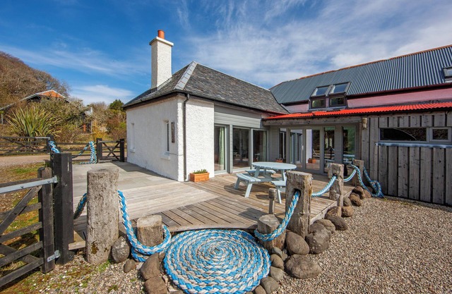 Calgary Byre - dog friendly & only 500m from the beach
