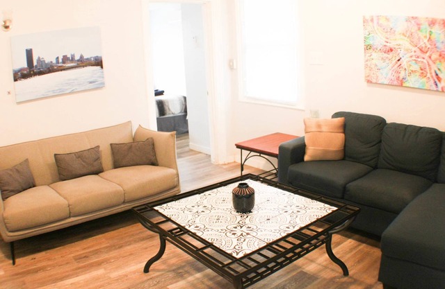 California Ave Quarters-2 Bedroom w/Easy Parking!