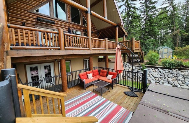 Calling all Hunters Log Cabin on the River!