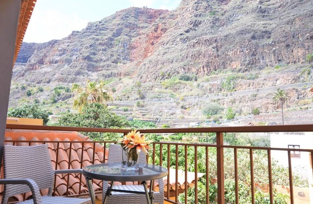 Calma Suites modern 1BR apartment with terrace and views