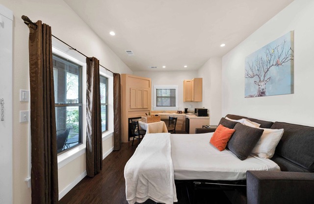 Calming pet friendly getaway nestled by nature off the I-5!