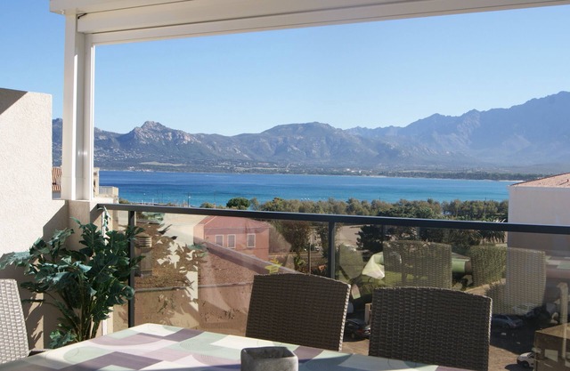 Calvi, magnificent sea/mountain view, 200m beach, large terrace, beautiful rooms