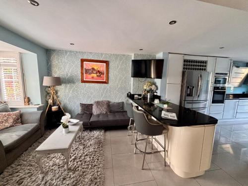 Camberley Retreat With Paws and Parking