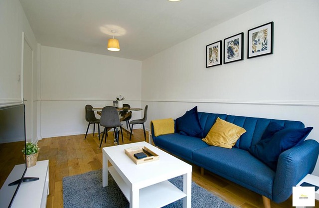 Camberley Spacious and Comfy 3 Bedroom Home, Next to Frimley Hospital with Parking
