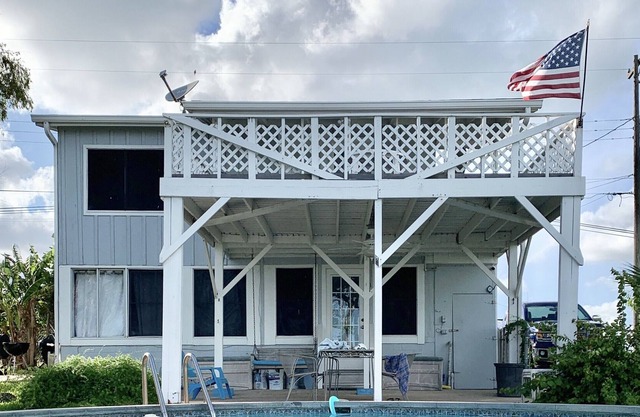 Camp Paw Paw: Relaxing, Sunning,,Heated Pool, Kayaking :Winter Texans Welcome