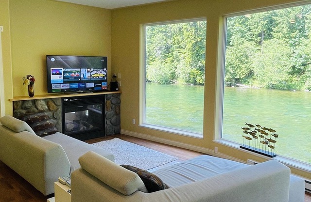 Campbell River 2 bedroom Fishing Lodge - River View