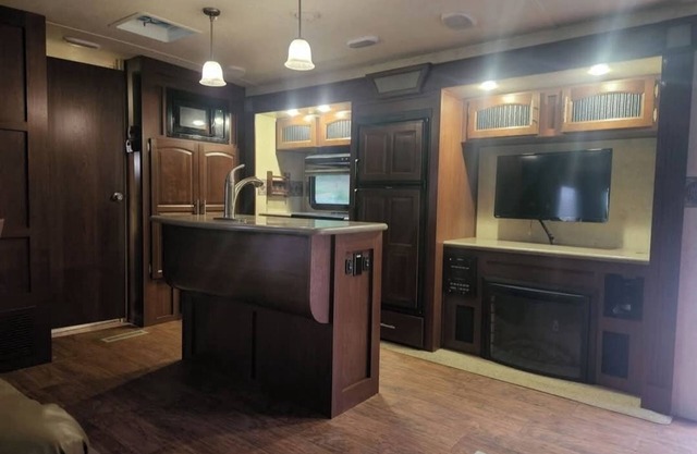 Camper sleeps 4 Located at Lake Cumberland State Park Entrance. Boat Ramp 3min