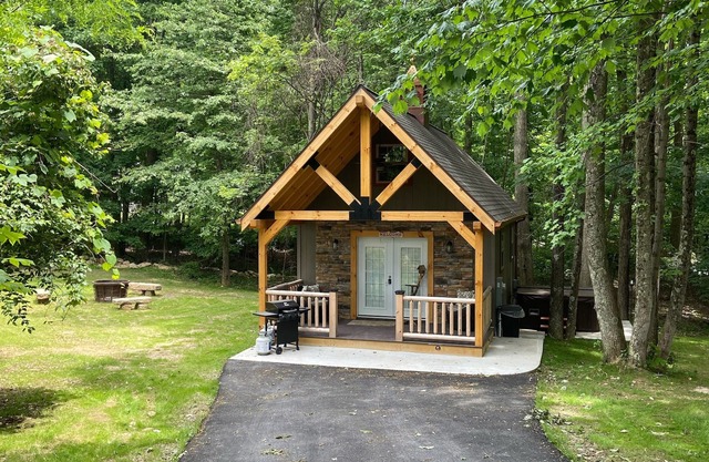 Campfire Retreat with outdoor hot tub under the stars and WiFi