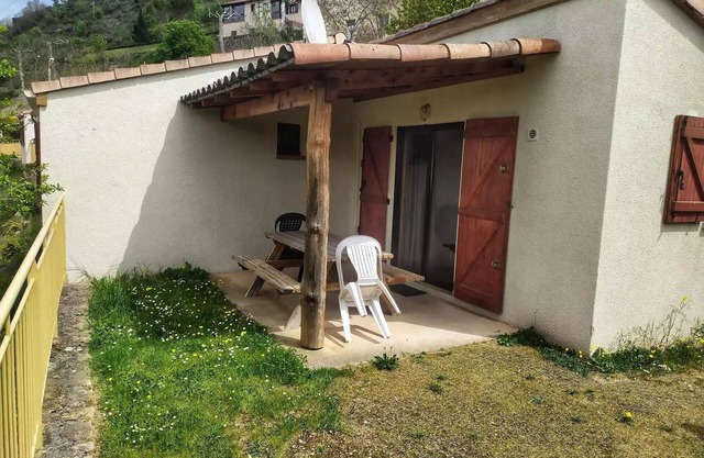 Camping de la Cascade * - House-Chalet 35m2 - CLIM - TV - Washing machine - Sunbeds - (July-August: Saturday/Saturday) 4 persons