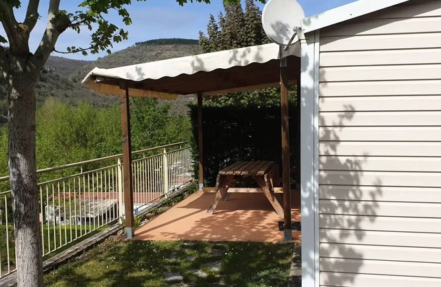 Camping de la Cascade * - Super Riviera Mobil-home 28m2 (V/V July and August) 4 to 5 people - 4 pers. included in the tariff