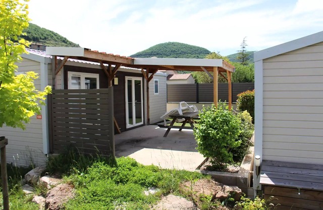 Camping de la Cascade * - Super Riviera Mobil-home 28m2 Air conditioned (sam./sam. July and August) 4 to 5 people - 4 pers. included in the tariff