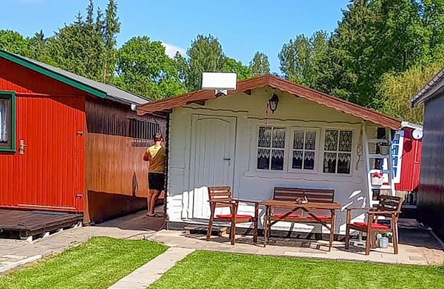 Camping Glück an der Peene - Boathouse and caravan