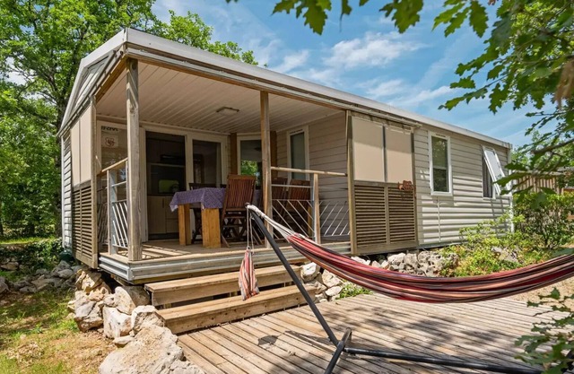 Campsite Les 3 Cantons* - Mobile home Midi Pyrenees 4 rooms 6 persons