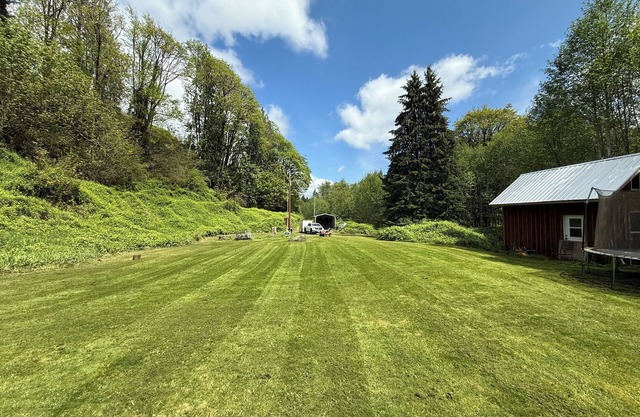 Campsite with cabin located in quiet Claskanie Oregon! Endless hiking trails!