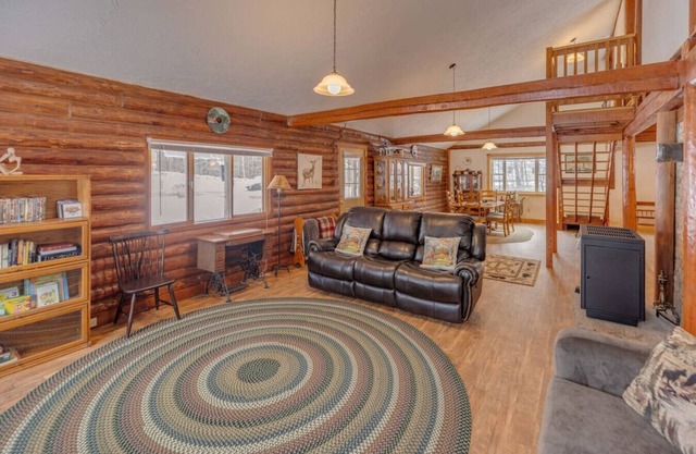 Campton Log Cabin- Close to it all!