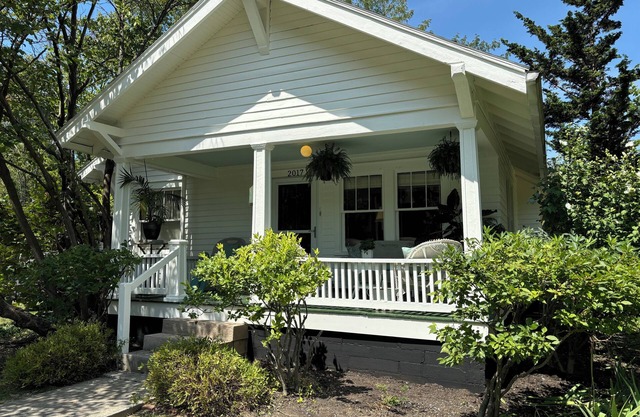 Campus Cottage 3 blocks to IU: Lotus Special and Homecoming Special