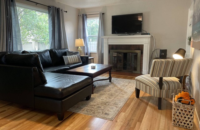 CAMPUS COTTAGE, GREAT LOCATION