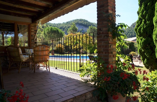 Can de Cuells - lovely holiday home with a large swimming pool and garden