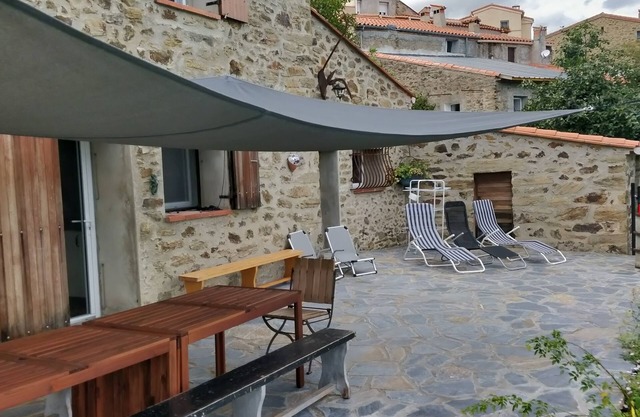 Can Poujol, enjoying the sun with friends and family in a peaceful setting