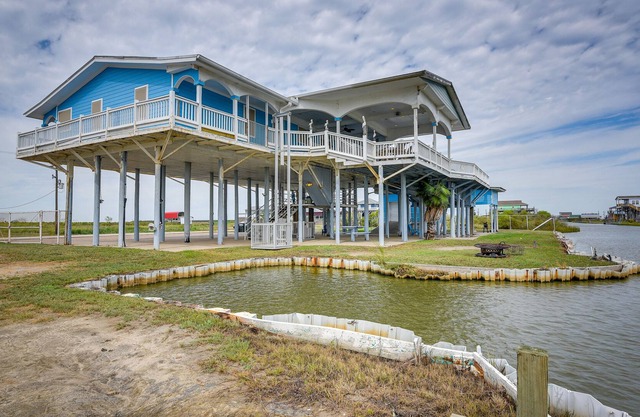 Canal-Front Gilchrist Home w/ Pool - Walk to Beach