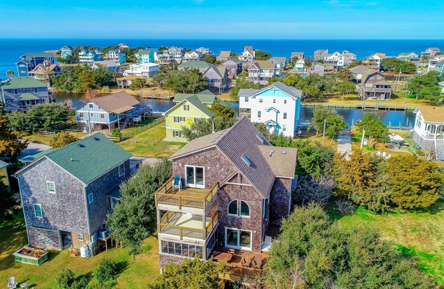 Canal-front home w/game room, private washer/dryer, WiFi, deck