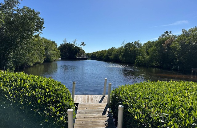 Canal front lower level of home in N Naples. nA great getaway place!