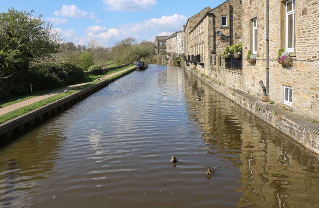 CANAL VIEW COTTAGE, family friendly in Farnhill