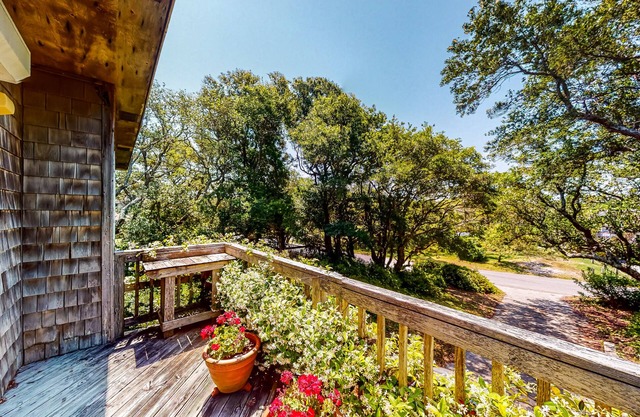 Canalfront home with a deck, sound access, central AC, WiFi, washer/dryer