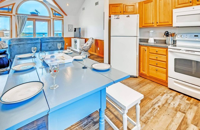 Canalfront, Hot Tub, Private Boat Dock, + Windsports Access - L’Escape to Frisco